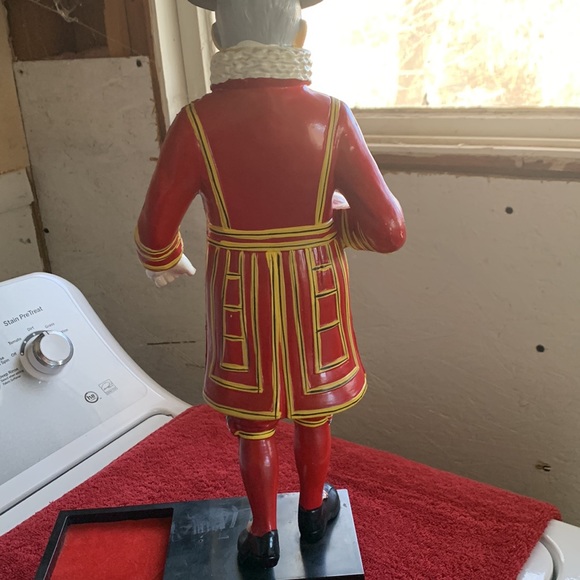 BEEFEATER England style liquor Display. - Picture 4 of 6